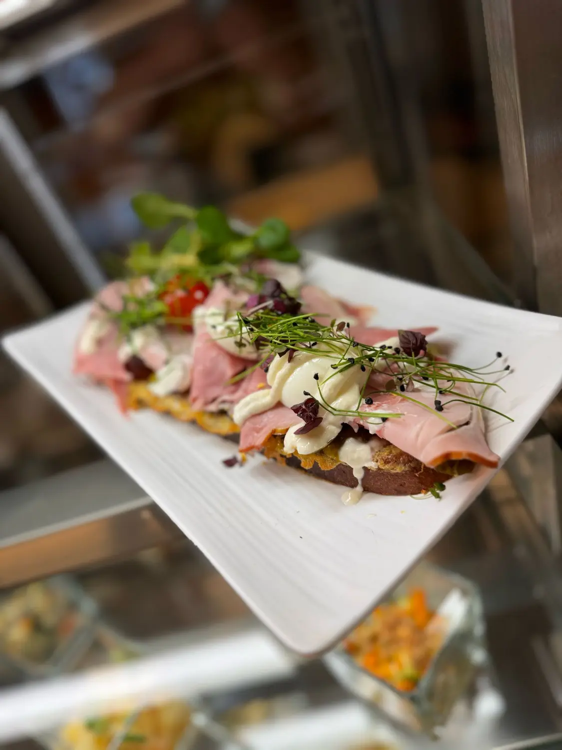 Offenes Sauerteig-Sandwich mit Schinken und Camembert mit Rucola von GenussGeflüster