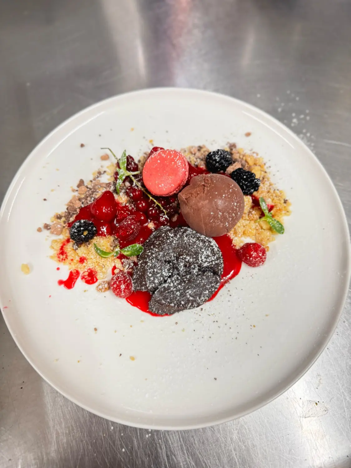Schoko-Delikatesse, Sauerkirschkompott, Schoko-Haferkrümel, Himbeersorbet von GenussGeflüster